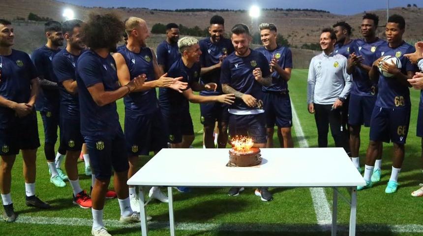  Takım arkadaşlarından Adem Büyük’e doğum günü kutlaması