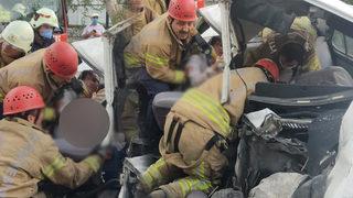 İstanbul'da feci kaza! Araç içinde sıkıştılar