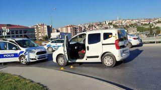 Arnavutköy'de dehşet! Seyir halindeki araca kurşun yağdırdılar