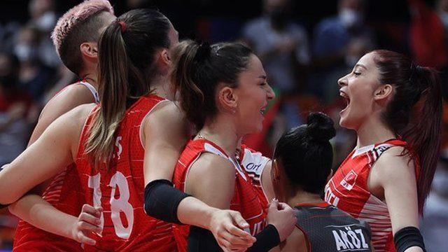 Türkiye-Sırbistan: Filenin Sultanları, Avrupa Kadınlar Voleybol Şampiyonası'nda yarı finalde Belgrad'da Sırbistan karşısında