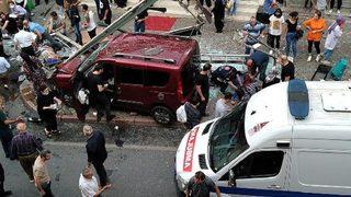 Kasımpaşa'da feci kaza! Otomobil durağa daldı: 1 ölü, 4'ü ağır 7 yaralı
