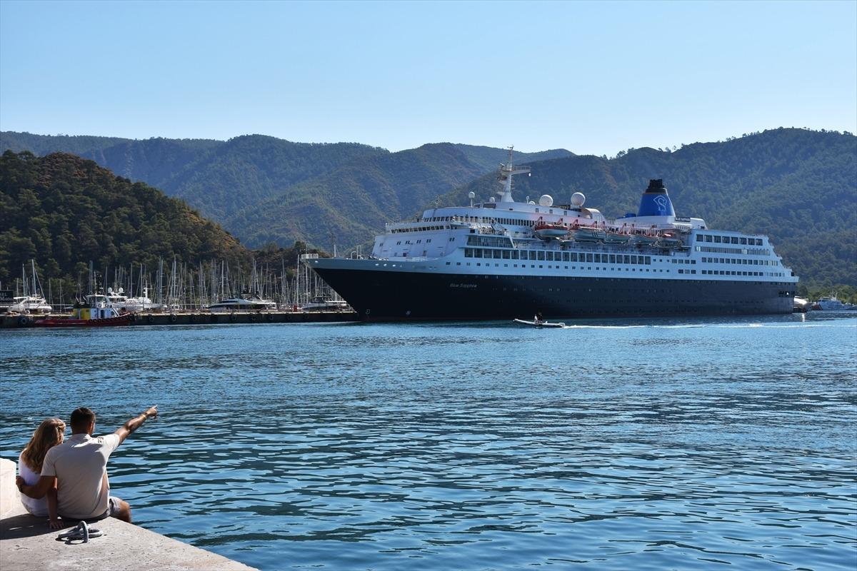 Bahama bayraklı "Blue Sapphire" 446 yolcusuyla Marmaris'e geldi