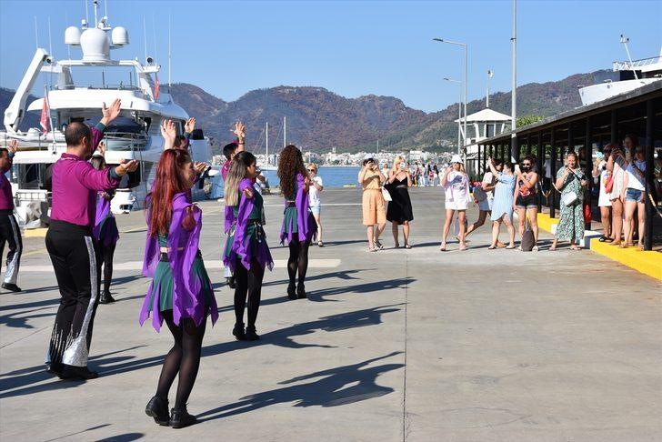 Bahama bayraklı "Blue Sapphire" 446 yolcusuyla Marmaris'e geldi G3