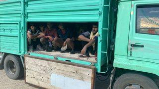 Van'da briket yüklü kamyonetin kasasına saklanmış 27 düzensiz göçmen yakalandı