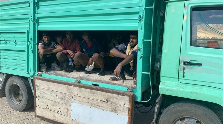 Van'da briket yüklü kamyonetin kasasına saklanmış 27 düzensiz göçmen yakalandı