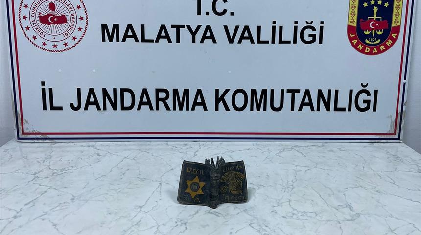 Roma dönemine ait altın yaldızlı kitap Malatya'da ele geçirildi