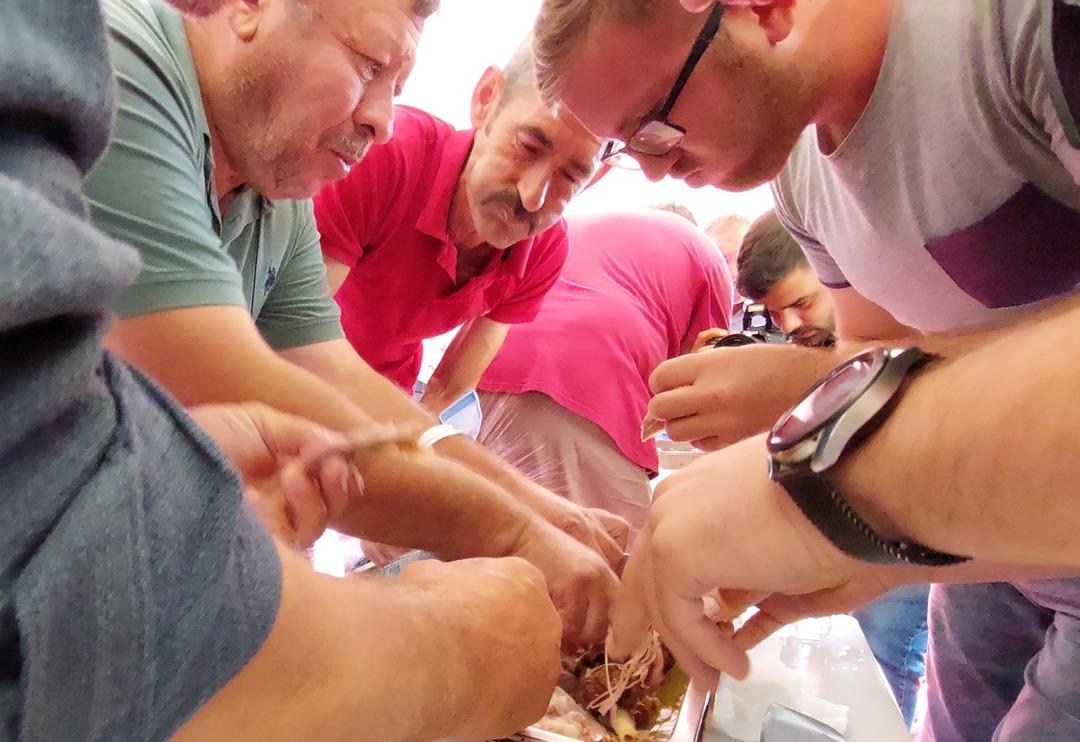 Yarışma i&ccedil;in 2 g&uuml;n a&ccedil; kaldılar, 10 kiloluk oğlağı 4 dakikada yediler