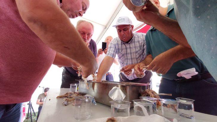 Yarışma için 2 gün aç kaldılar, 10 kiloluk oğlağı 4 dakikada yediler G1