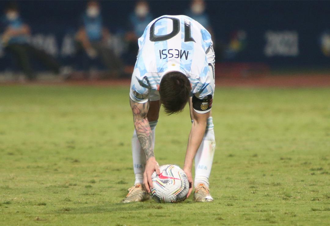 T&uuml;m d&uuml;nya Messi'ye yapılan bu faul&uuml; konuşuyor