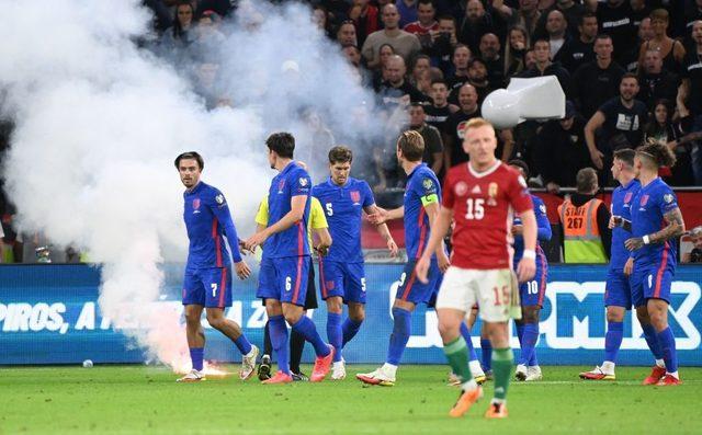 Futbolcular sahaya yabancı cisimler atılmasıyla oyunu durdurmak zorunda kaldı