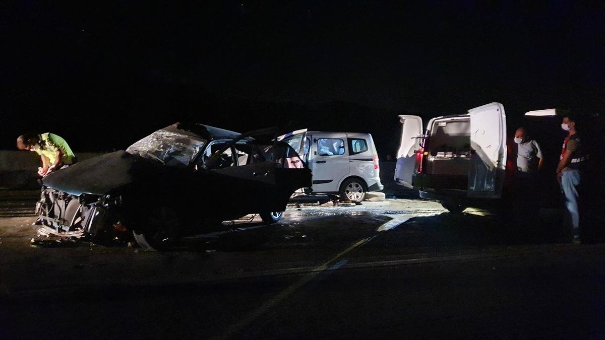 Osmaniye'de otomobille hafif ticari ara&ccedil; &ccedil;arpıştı: 1 &ouml;l&uuml;, 2 yaralı