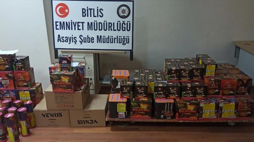 Bitlis'te çok sayıda havai fişek ile gök bombası muhafaza altına alındı
