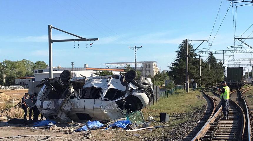 Son Dakika: Tekirdağ'da yük treni minibüse çarptı