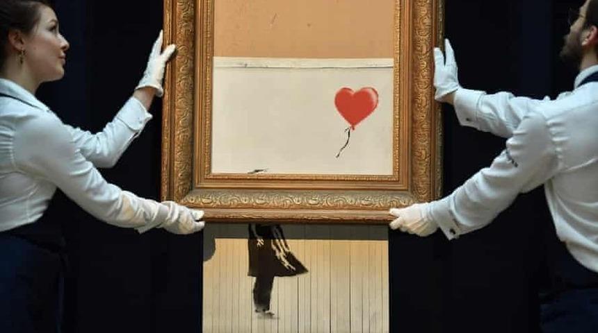 Banksy'nin m&uuml;zayede sonunda 'par&ccedil;alanan' eseri yeniden a&ccedil;ık artırmayla satılacak
