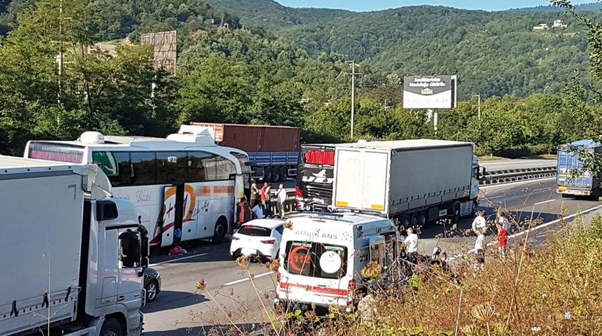 Sakarya'da TEM Otoyolu'nda 7 araç birbirine girdi: 10 yaralı