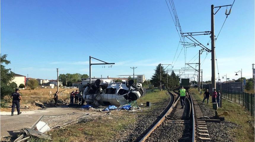 Tekirdağ'da y&uuml;k treni iş&ccedil;ileri taşıyan servis min&uuml;b&uuml;s&uuml;ne &ccedil;arptı: En az 6 &ouml;l&uuml;, 6 yaralı