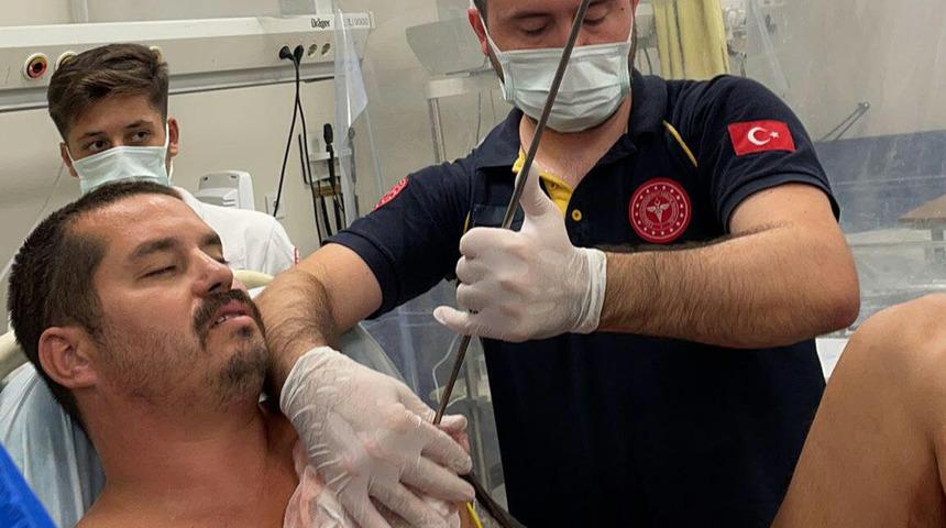 Tüyler ürperten olay! Göğsüne saplanan zıpkın, hastanede çıkarıldı