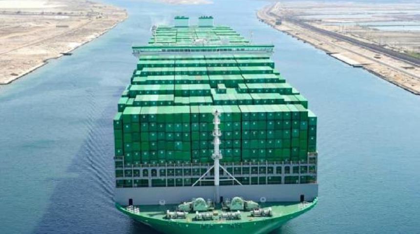 Dünyanın en büyük konteyner gemisi ilk seferinde Süveyş Kanalı’nı sorunsuz geçti