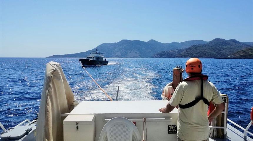 G&ouml;cek a&ccedil;ıklarında yangın &ccedil;ıkan teknedeki 4 kişi kurtarıldı