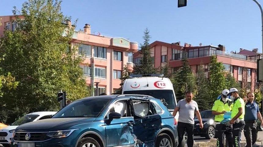 Trafik ışıklarının çalışmadığı öne sürüldü! Kavşakta feci kaza: 2 ölü, 2 yaralı