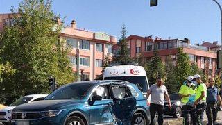 Trafik ışıklarının çalışmadığı öne sürüldü! Kavşakta feci kaza: 2 ölü, 2 yaralı