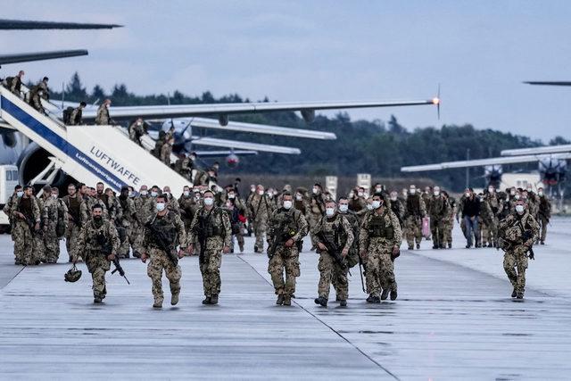 Alman askerleri ülkelerine geri döndü