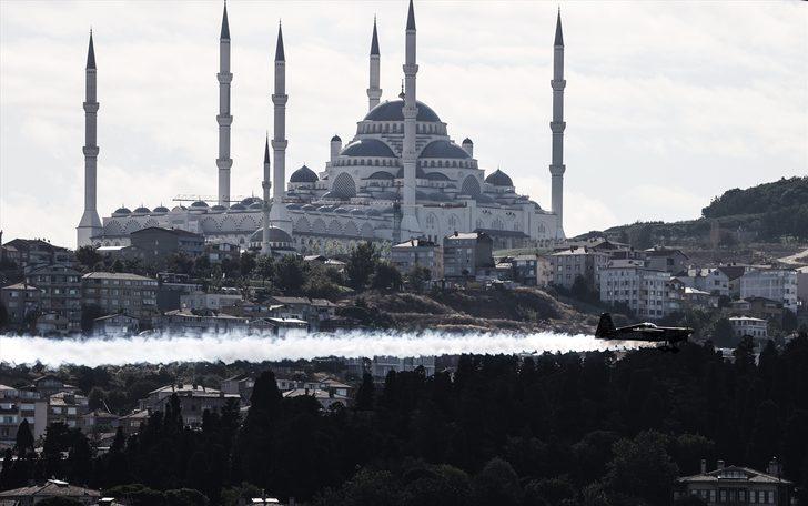 İtalyan gösteri pilotu Dario Costa, kırdığı dünya rekorunu İstanbul Boğazı'ndaki şovuyla kutladı G1
