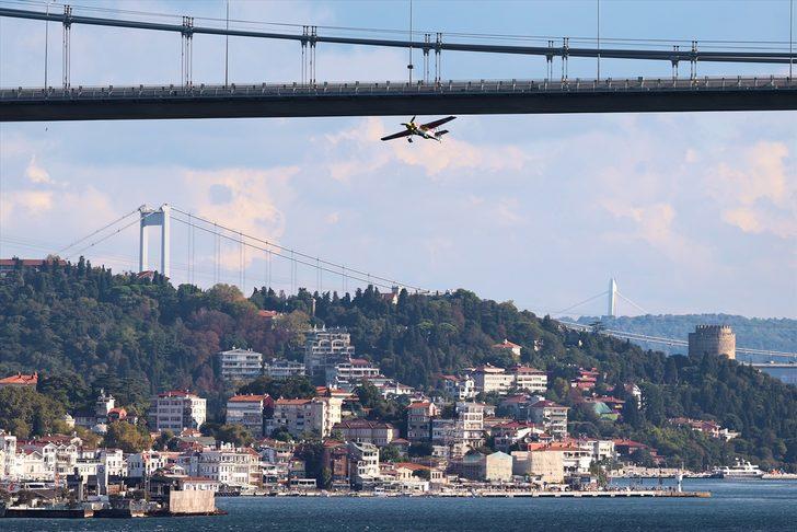 İtalyan gösteri pilotu Dario Costa, kırdığı dünya rekorunu İstanbul Boğazı'ndaki şovuyla kutladı G5