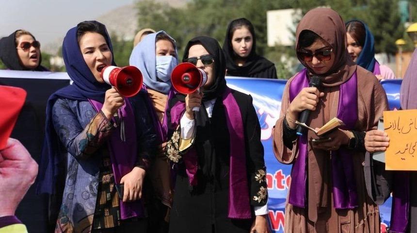 Afganistan: Taliban Kabil'de kadın hakları g&ouml;sterisine m&uuml;dahale etti