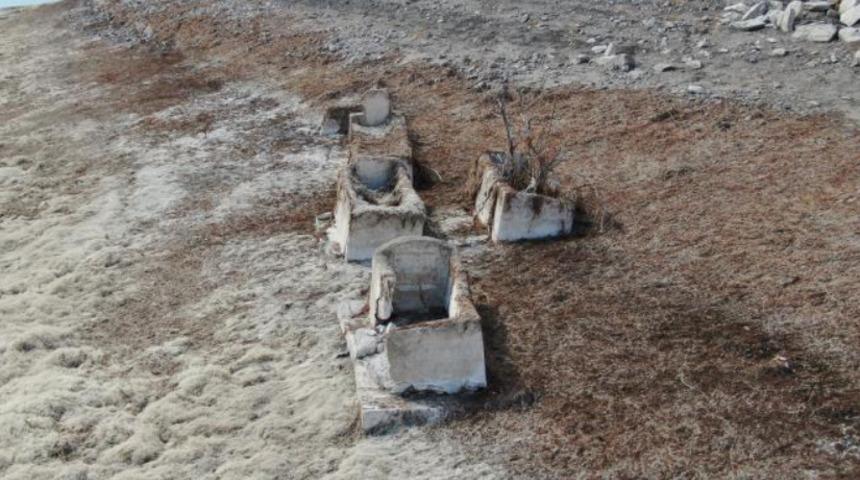 Ürperten görüntü! Sivas'ta baraj suları çekildi, mezarlık ortaya çıktı: Durum vahim