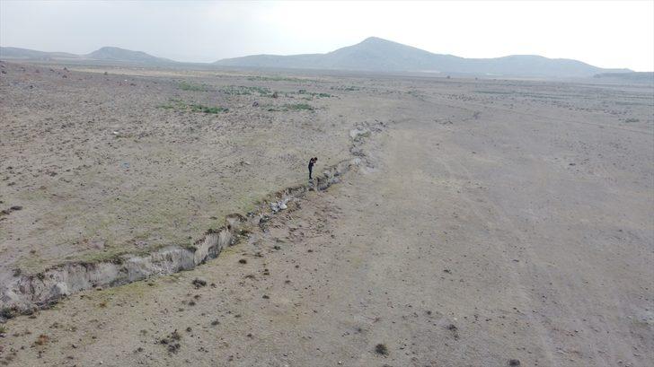Yer altı sularındaki çekilme Konya Ovası'nda kilometrelerce uzunlukta yüzey yarıklarına neden oluyor G2