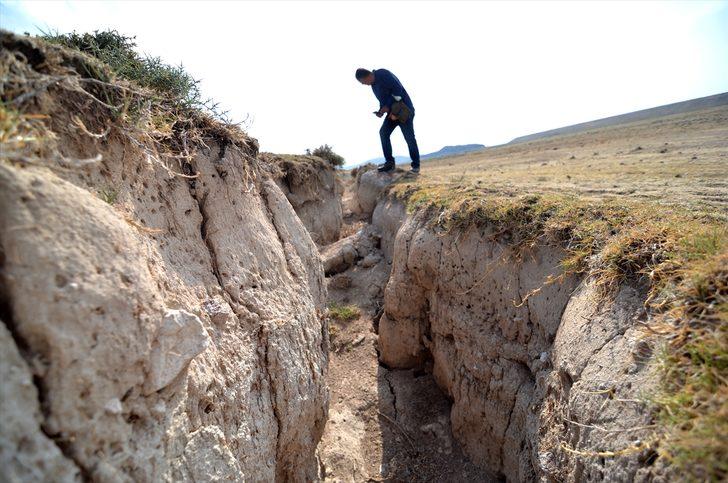 Yer altı sularındaki çekilme Konya Ovası'nda kilometrelerce uzunlukta yüzey yarıklarına neden oluyor G3