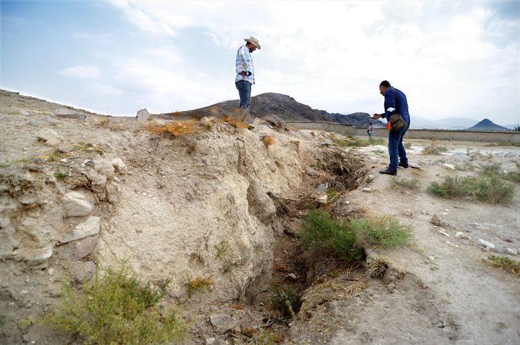 Yer altı sularındaki çekilme Konya Ovası'nda kilometrelerce uzunlukta yüzey yarıklarına neden oluyor G4