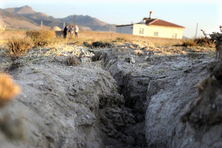 Yer altı sularındaki çekilme Konya Ovası'nda kilometrelerce uzunlukta yüzey yarıklarına neden oluyor G5