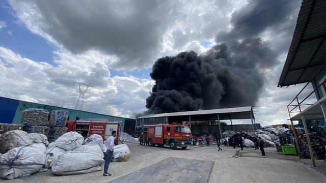 Sakarya'da geri dönüşüm fabrikasında çıkan ve palet üretim tesisine sıçrayan yangına müdahale ediliyor