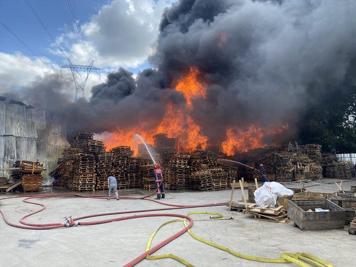 Sakarya'da geri dönüşüm fabrikasında çıkan ve palet üretim tesisine sıçrayan yangına müdahale ediliyor G3