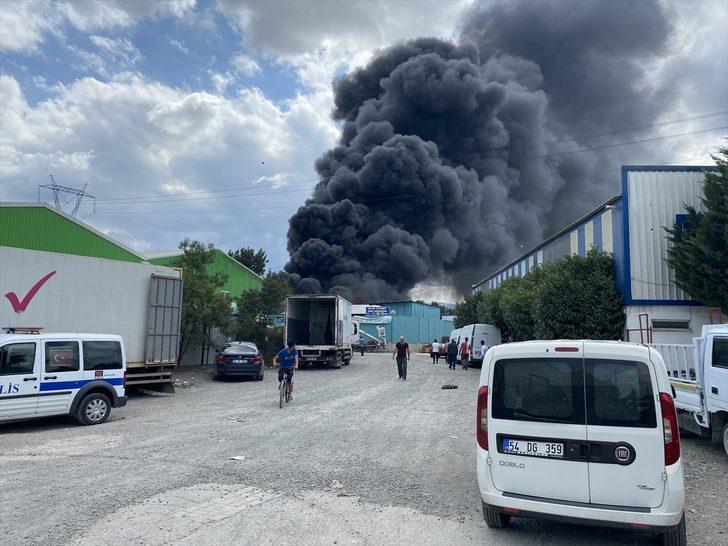 Sakarya'da geri dönüşüm fabrikasında çıkan ve palet üretim tesisine sıçrayan yangına müdahale ediliyor G2