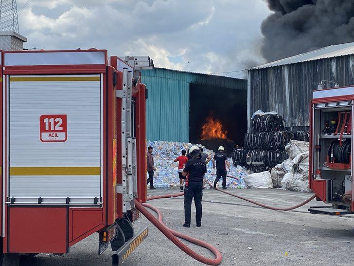 Sakarya'da geri dönüşüm fabrikasında çıkan ve palet üretim tesisine sıçrayan yangına müdahale ediliyor G4
