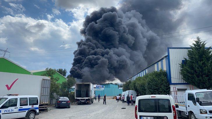 Sakarya'da geri dönüşüm fabrikasında çıkan ve palet üretim tesisine sıçrayan yangına müdahale ediliyor G5