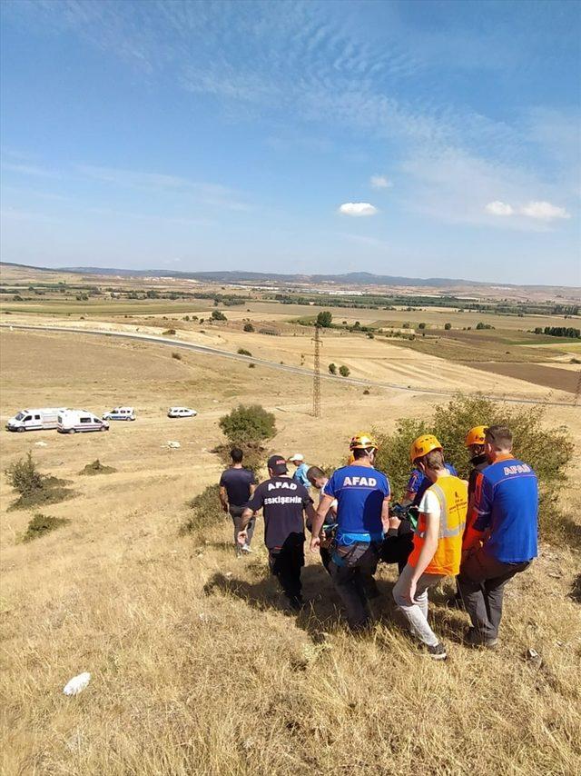 Eskişehir'de yamaç paraşütüyle kayalıklara düşen kişi yaralandı