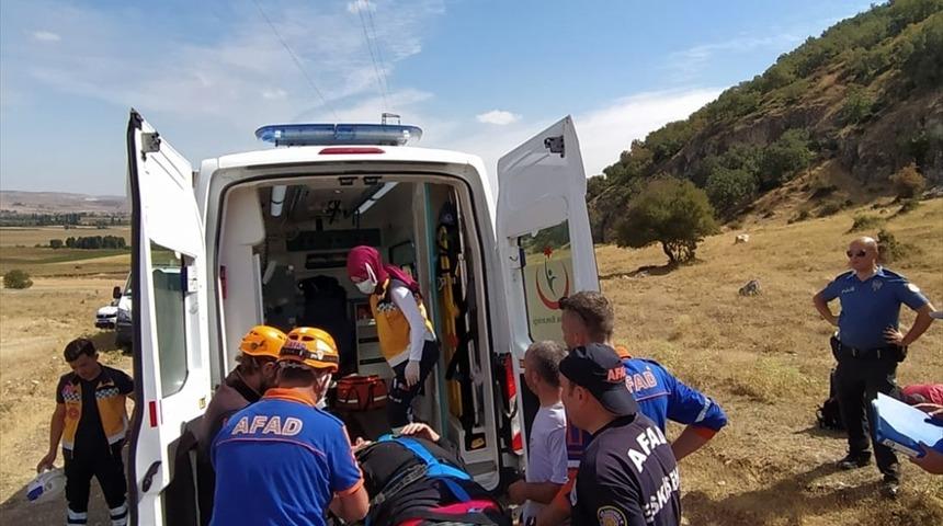 Eskişehir'de yamaç paraşütüyle kayalıklara düşen kişi yaralandı