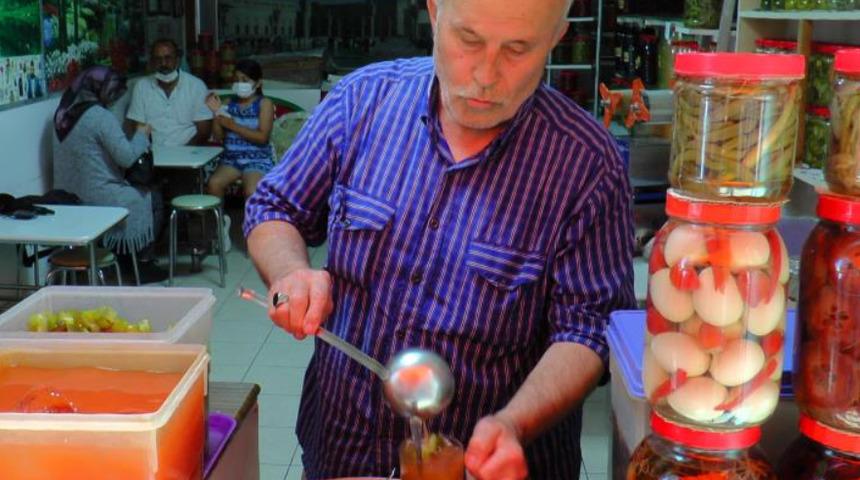 46 yıllık turşucu anlattı! Öksürük ve nefes darlığının doğal ilacı 'kozalak turşusu' 