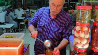 46 yıllık turşucu anlattı! Öksürük ve nefes darlığının doğal ilacı 'kozalak turşusu' 