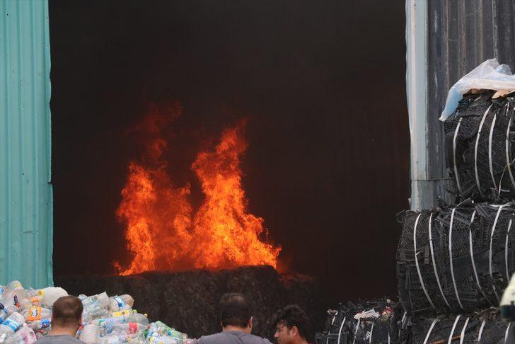 GÜNCELLEME - Sakarya'da geri dönüşüm fabrikasında çıkan ve palet üretim tesisine sıçrayan yangın söndürüldü G3
