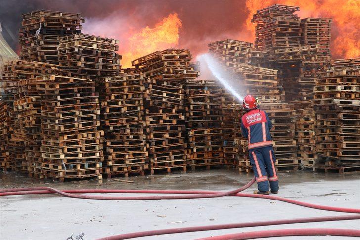 GÜNCELLEME - Sakarya'da geri dönüşüm fabrikasında çıkan ve palet üretim tesisine sıçrayan yangın söndürüldü G5