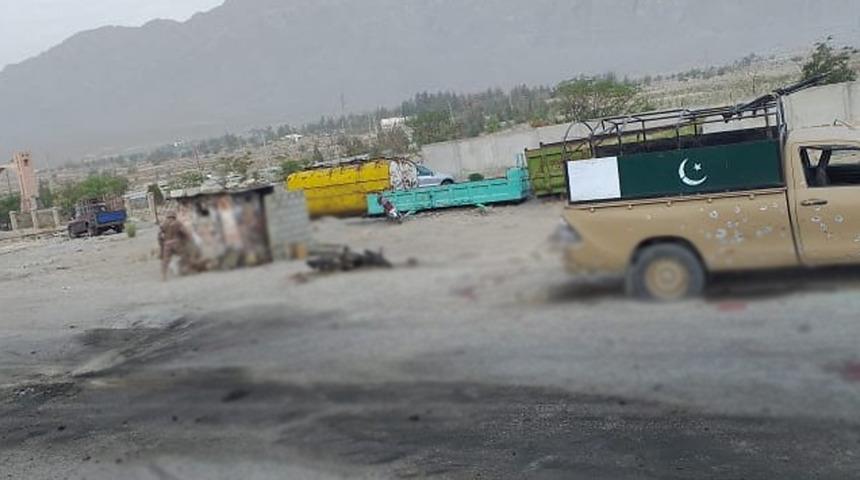 Pakistan'da güvenlik noktasına intihar saldırısı! 4 ölü, 20 yaralı