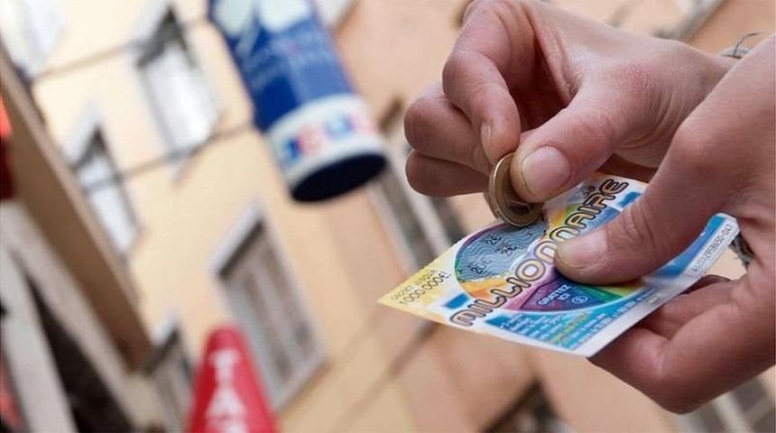 Napoli'de 500 bin euro çıkan kazı-kazanı alıp kaçan bayi işletmecisi Kanarya Adaları'na kaçarken yakalandı