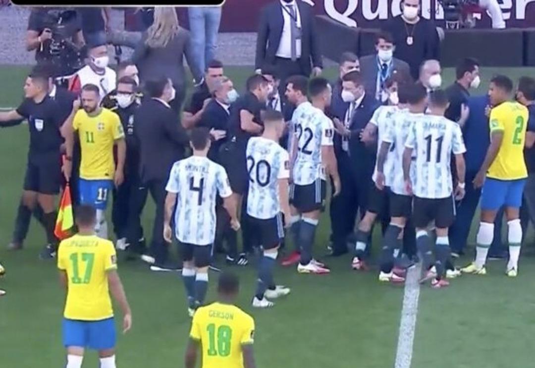 Brezilya-Arjantin ma&ccedil;ında Arjantin sahadan &ccedil;ekildi!