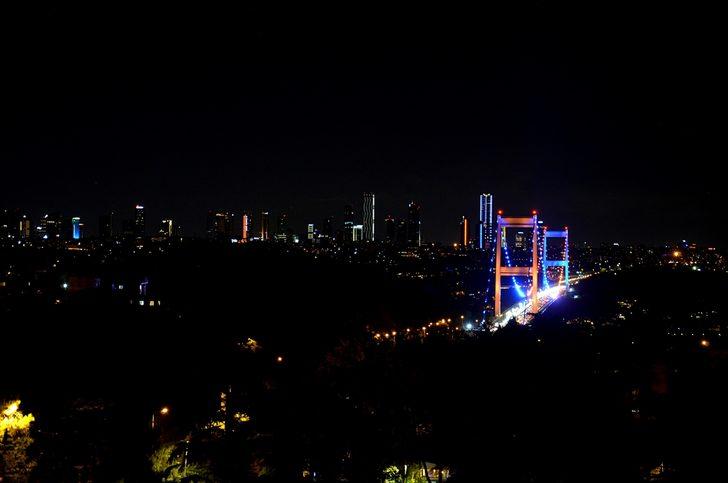 Fatih Sultan Mehmet Köprüsü Omurilik Felçlileri Günü'ne dikkati çekmek için ışıklandırıldı G1