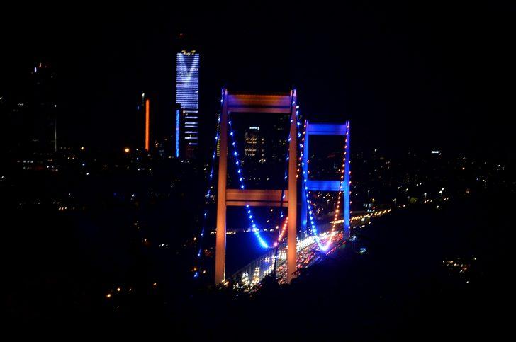 Fatih Sultan Mehmet Köprüsü Omurilik Felçlileri Günü'ne dikkati çekmek için ışıklandırıldı G3